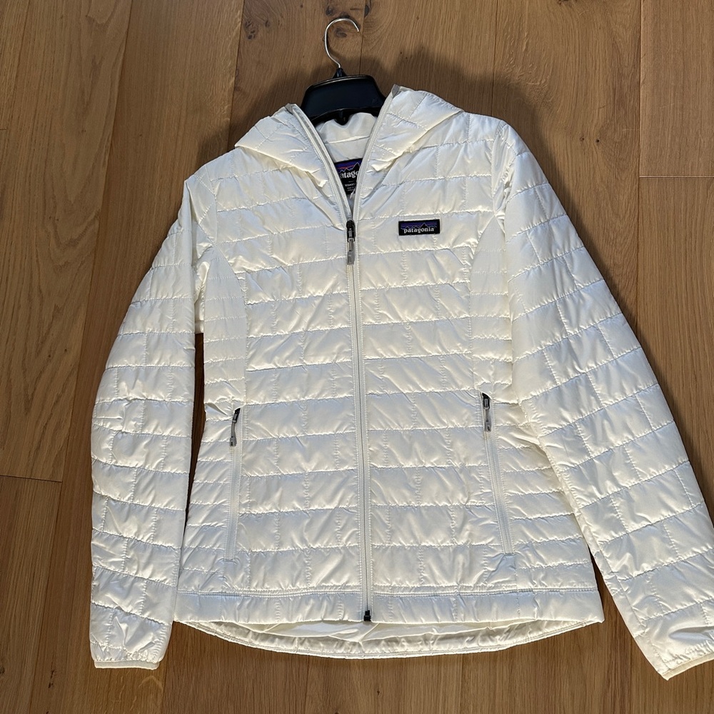 Brand New Patagonia Women’s White Nano Puff Hoody (Small)